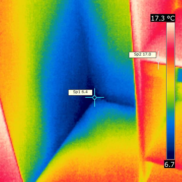 Aufnahme eines Wärmebildes von einer Raumecke von innen (blau: Kühl)