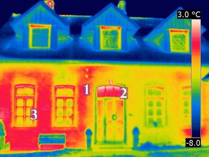 gut thermografierbar: älteres Gebäude mit Hohlwand-Mauerwerk