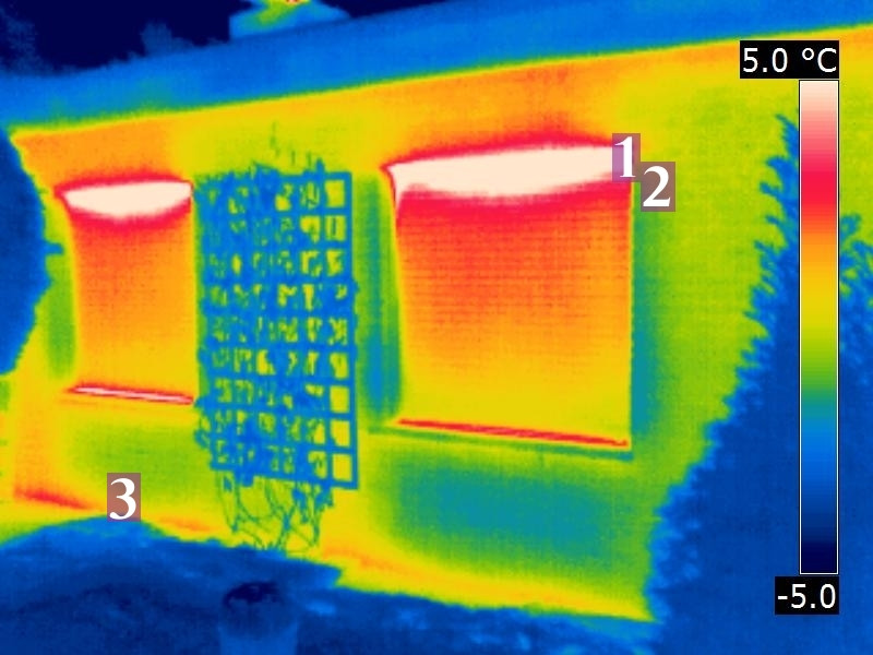 1/2: Hohe Wärmeverluste am oberen Ende trotz abgesenkten Rollladen 1/2: Hohe Wärmeverluste am oberen Ende trotz abgesenkten Rollladen