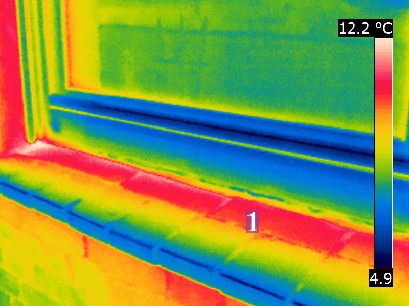 Äußere Fensterbank aus glasierten Ziegeln: Eine Wärmebrücke, die bis zur inneren Fensterbank reicht