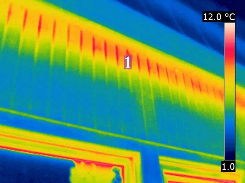 Hier erkennen wir Luftdichtheitsmängel an der Traufseite eines Hauses, gedämmt mit hinterlüfteter Fassade