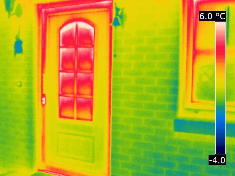 Wärmebild einer verglasten Haustür und Fenster im Korridor