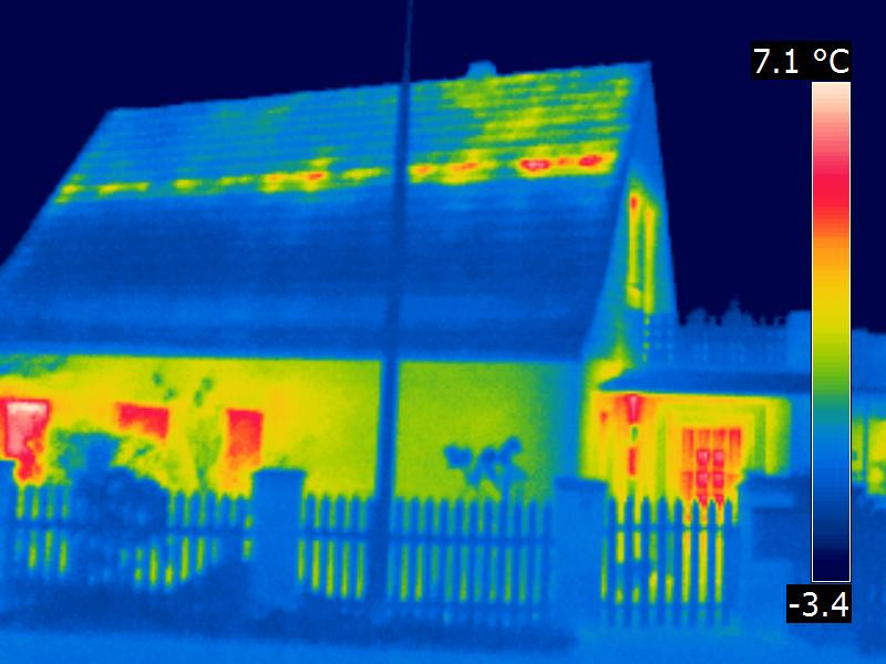 In der Dachfläche sichtbare Austrittsorte warmer Raumluft, die Leckagen auf der Raumseite anzeigen. In der Dachfläche sichtbare Austrittsorte warmer Raumluft, die Leckagen auf der Raumseite anzeigen.