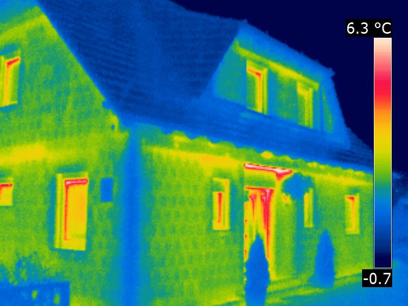 Die vordere Gebäudeecke signalisiert die geometrische Wärmebrücke durch die niedrigere Oberflächentemperatur Das Thermogramm der Außenwandecke zeigt die geometrische Wärmebrücke an (abgesenkte Temperatur)