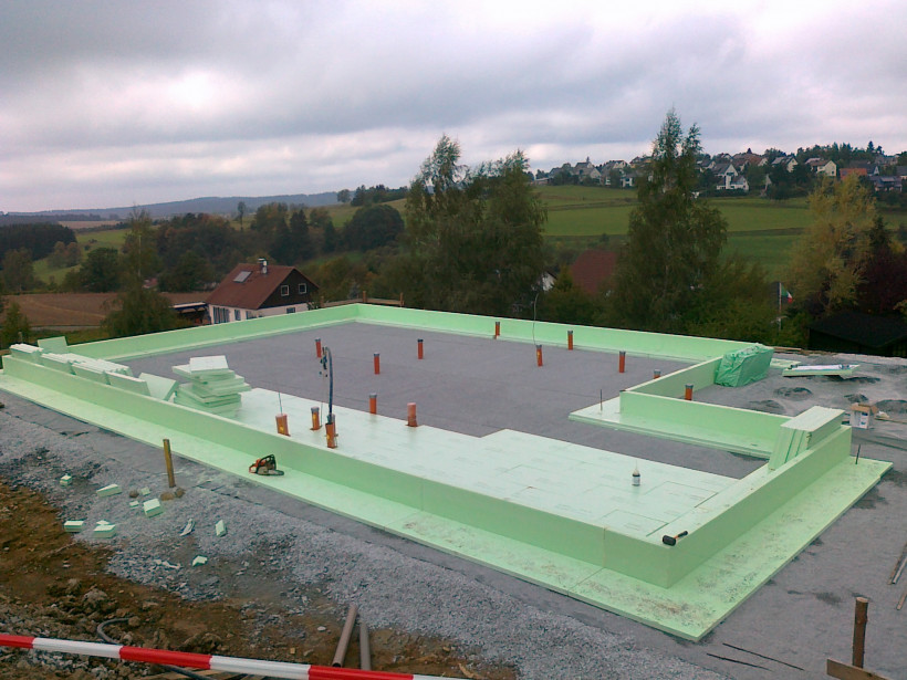 Unter und seitwärts der Bodenplatte wird eine belastbare Dämmschicht aus Styrodur verlegt Unter und seitwärts der Bodenplatte wird eine belastbare Dämmschicht aus Styrodur verlegt