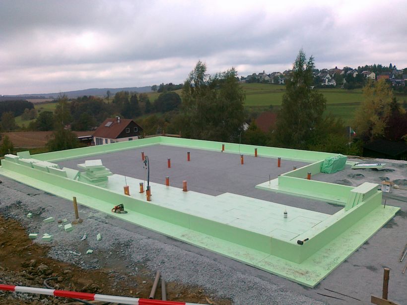 Die erste Lage (10 cm) der Bodenplattendämmung wird ausgelegt