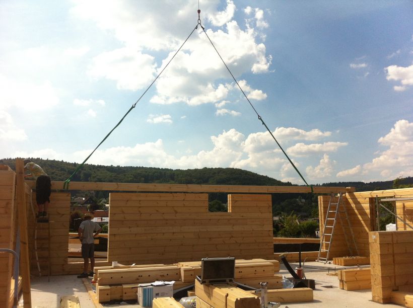 Blockbohlen-Bauweise mit vorgefertigten Elementen