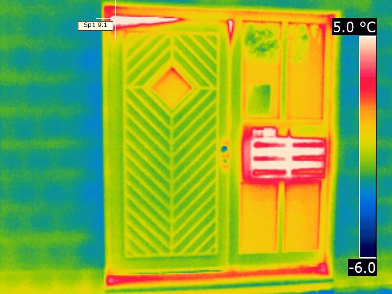 Wärmebild einer Haustür mit Luftundichtheiten an der Einwurfanlage und an der Tür oben