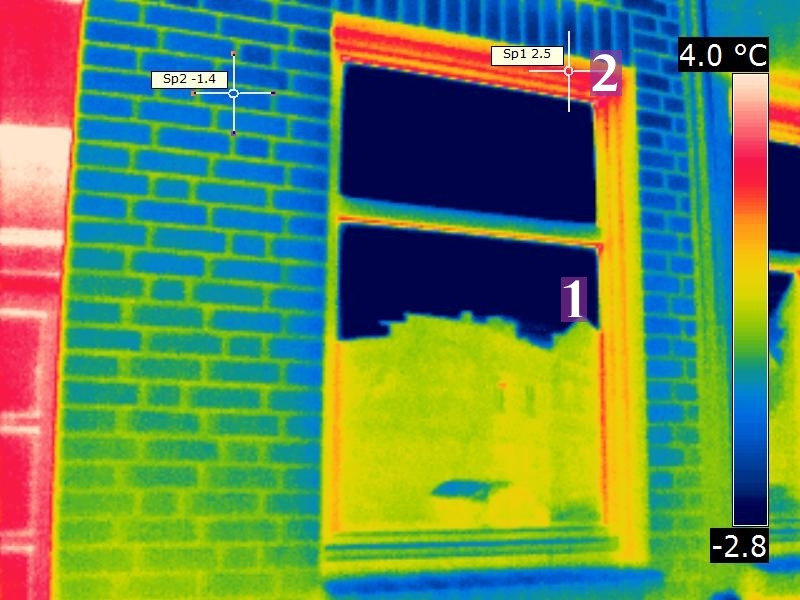 1: Wärmeabstrahlung vom gegenüberliegende Gebäude vor klarem Nachhimmel