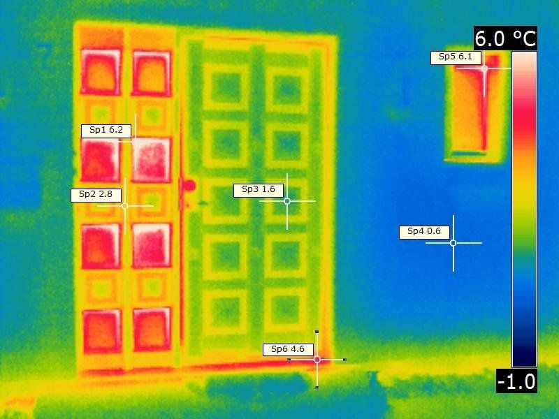 Wärmebild einer Haustür mit ergänzender, energetisch schwacher Festverglasung