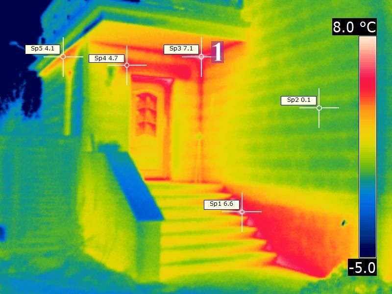 Treppenanlage vor schwach gedämmter Kellerwand