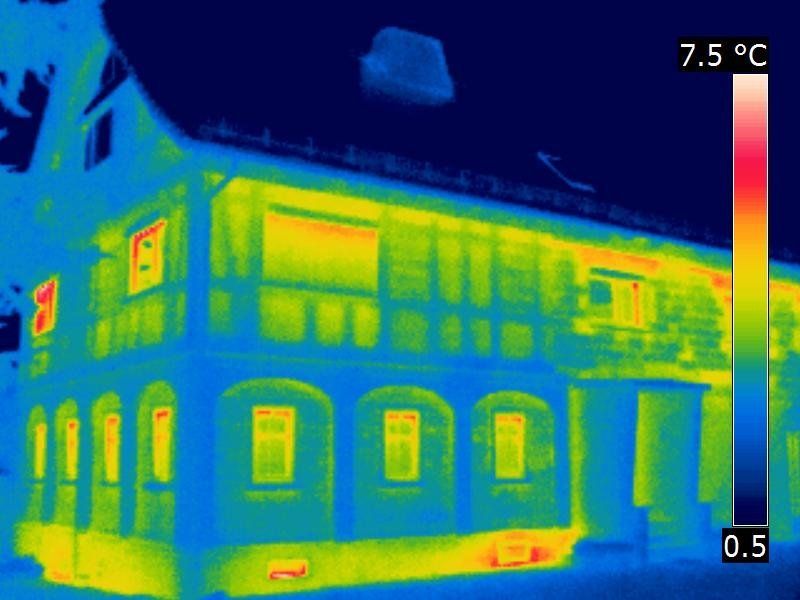 gut thermografierbar: Fachwerk und erneuerte Außenwand (rechts)