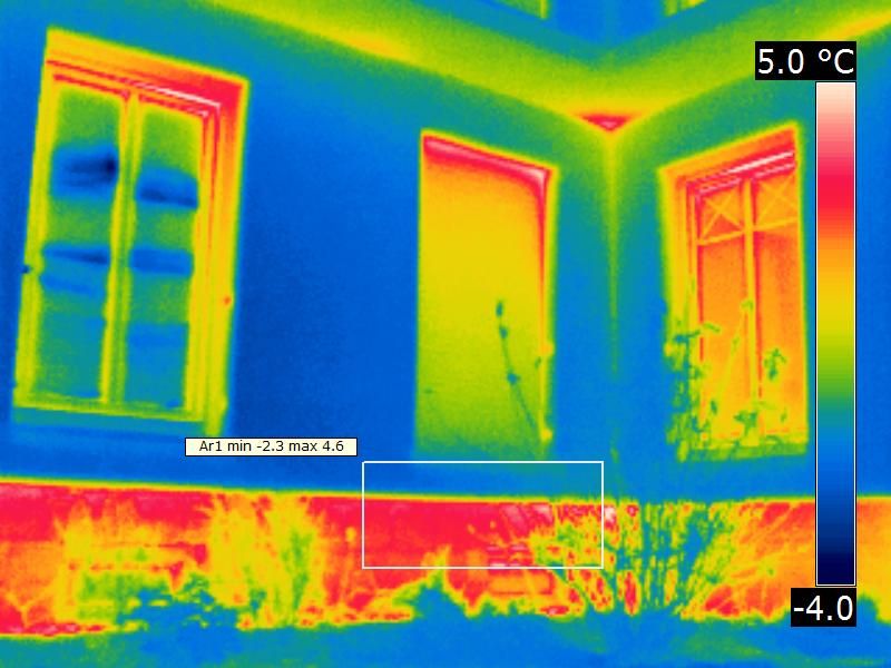 Wärmebild eines akzeptabel gedämmten Gebäudes mit schwacher Kellerdämmung