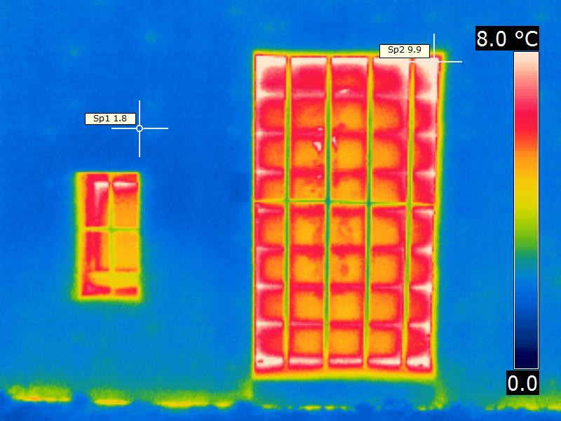 Glasbausteine mit vorgesetzem Gitter