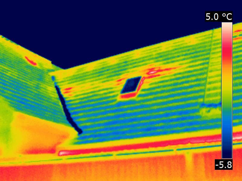 Gelb-rote Bereiche auf der Dachfläche zeigen den Austritt warmer Luft