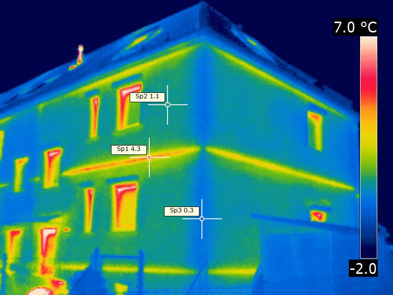 Wärmebild: Zu schwach gedämmte Stirnseiten der Geschossdecke in einem Mehrfamilienhaus