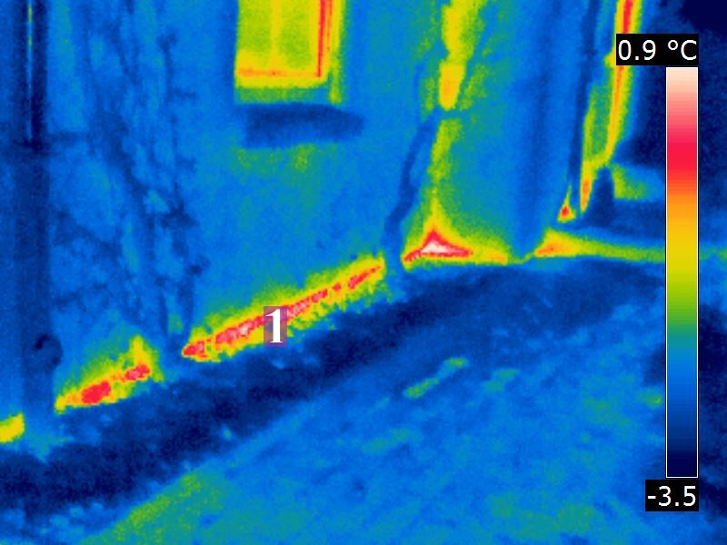 Schwacher oder fehlender Randdämmstreifen bei einer Fußbodenheizung
