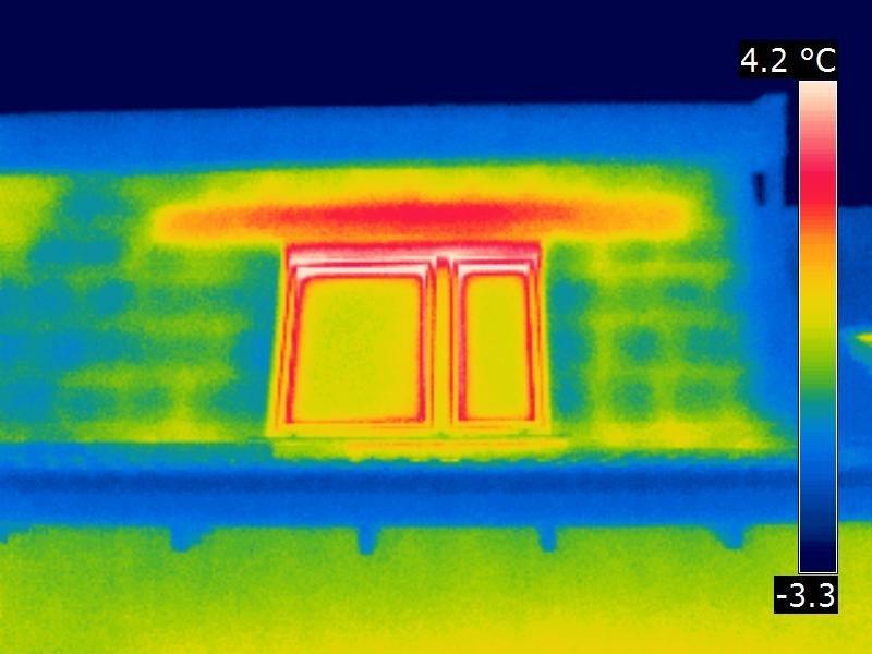 Wärmebild von außen eines schwach gedämmten Sturzträgers oberhalb des Fensters Wärmebild von außen eines schwach gedämmten Sturzträgers oberhalb des Fensters