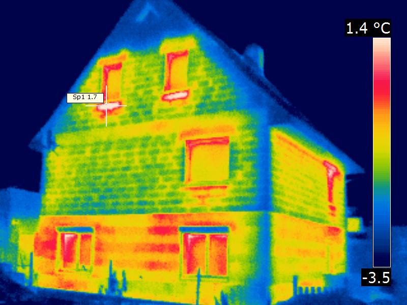 Thermogramm: Zahlreiche Wärmebrücken durch Planungsfehler und falsche Materialwahl