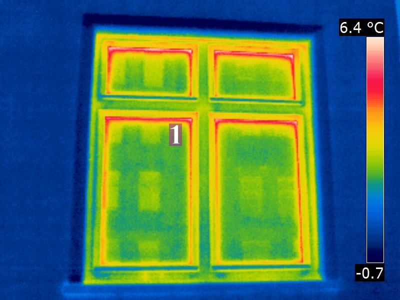 Im Glas des Fensters spiegelt sich das gegenüber liegende Gebäude Im Glas des Fensters spiegelt sich das gegenüber liegende Gebäude