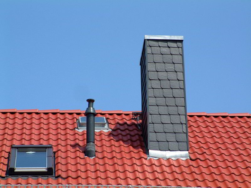 links Abgassystem für raumluftunabhängige Gasfeuerstätten, rechts Schornstein für einen Kaminofen