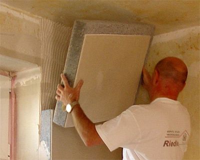 Montage einer Gipskarton-Schaumpolystyrol-Verbundplatte WLG 032, Abbildung: Rigips