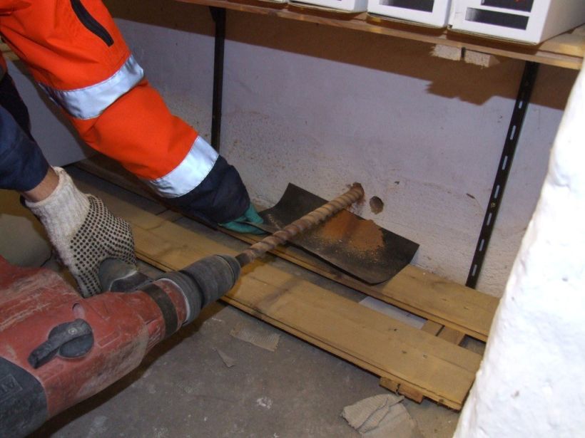 Bohrmehl gibt nach Analyse Auskunft über den Feuchte und Salzgehalt der Wand