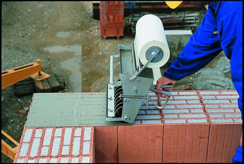 Auftragen des Klebemörtels unter Einbeziehung eines luftdichtenden Vlieses