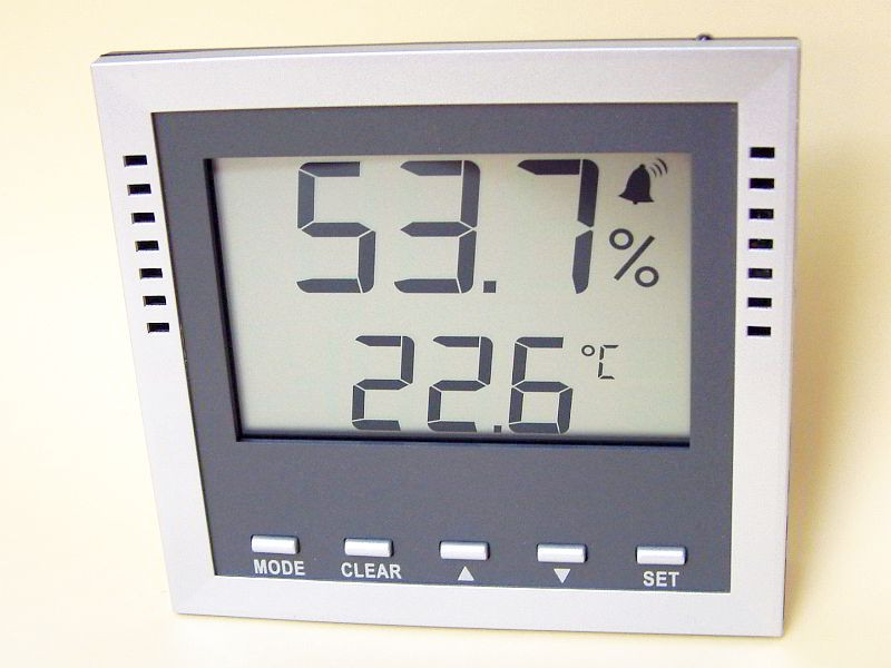 Digitales Hygrometer mit Alarmfunktion-Die maximale Raumluftfeuchtigkeit sollte 55% nicht überschreiten Foto eines digitalen Hygrometers mit einstellbarer Alarmfunktion (Lüftung ist notwendig))