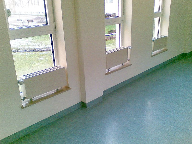 Tiefe Heizkörper bei geringer Brüstungshöhe im Fenster