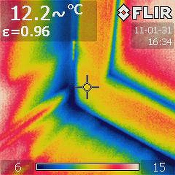 Luftströmung, Fahnen, durch Luftundichtheit am Fensterrahmen durch Luftundichtheit am Fensterrahmen Luftströmung ("Fahnen") durch Luftundichtheit am Fensterrahmen