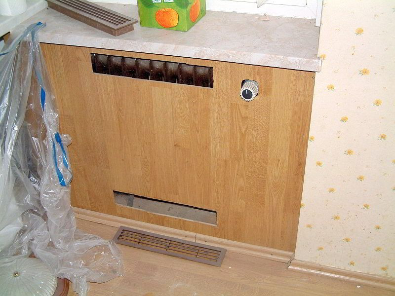 Vollständig eingehauster Heizkörper, der die Wärmeabgabe durch Wärmestrahlung komplett unterdrückt