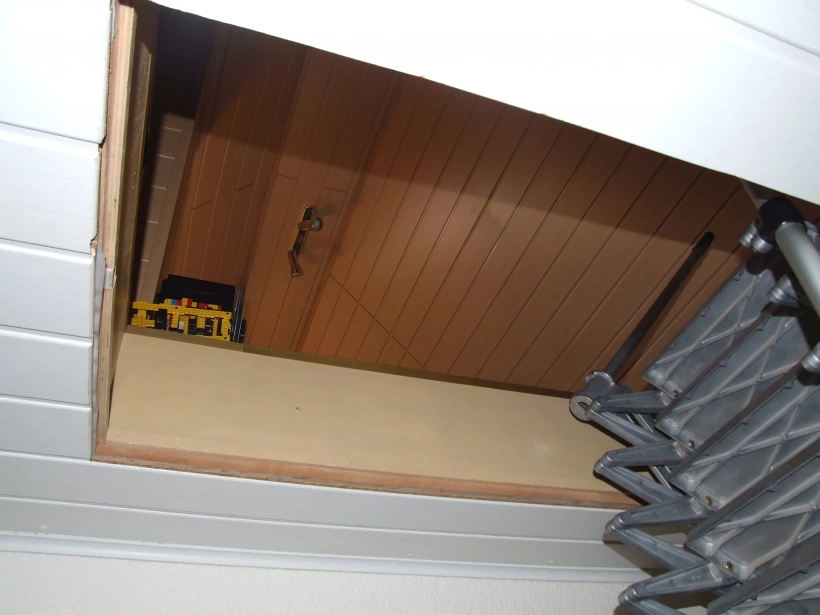 Luftundichtheiten am Übergang Rahmen zur Decke