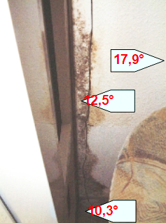 In den Pfeilen: Oberflächentemperaturen im Bereich der Befallstelle (Außenwand neben Balkon