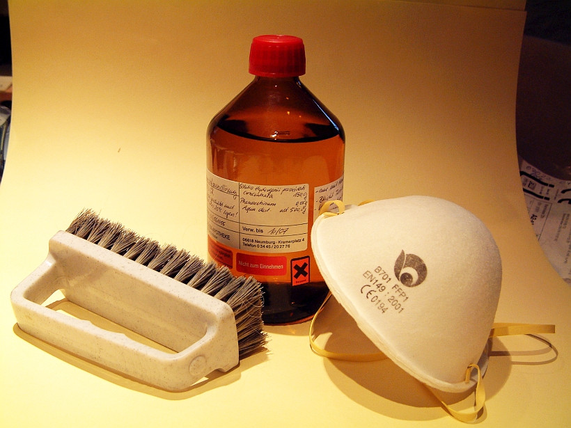 Schimmelbekämpfung mit frischem Wasserstoffperoxid größer 10% bis 12%