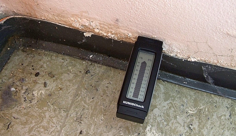 Ein einfaches Baufeuchtemessgerät reicht bei vergleichender Messung