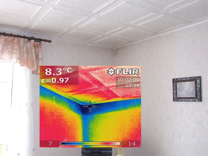 Thermogramm im Bild: Wärmebrücke kurz unterhalb der mit Styroporelementen versehenen Decke