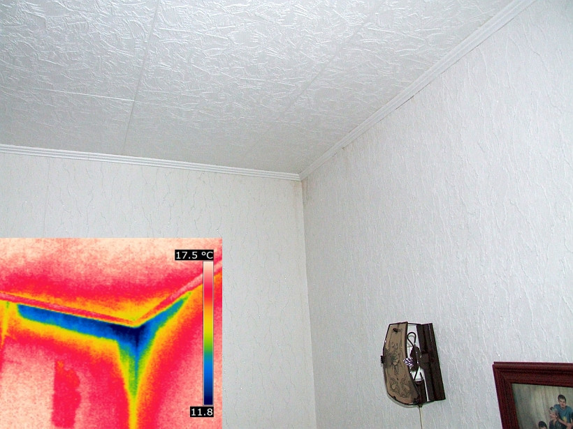 Schimmelbildung in der oberen Raumecke durch eine Wärmebrücke unterhalb der Decke