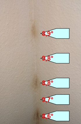 Schimmelbefall: Wechselnde Temperaturen etwa in Fugenhöhe des Mauerwerkes
