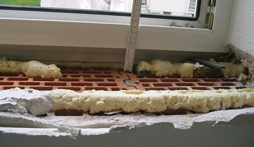 Fehlerhafte Fensterbrettmontage führt zur Unterspülung mit Kaltluft von außen