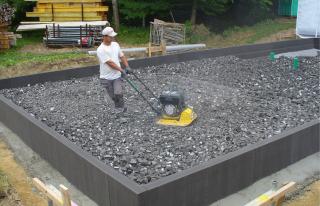 Dämmstoff Schaumglasschotter unter der Bodenplatte verdichten