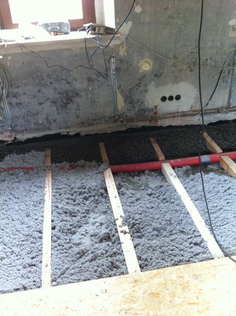 Dämmung der untersten Geschossdecke von oben mit Zelluloseflocken, geschüttet