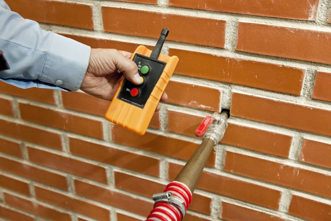 Einblasen von Mineralfaserflocken in Hohlraummauerwerk