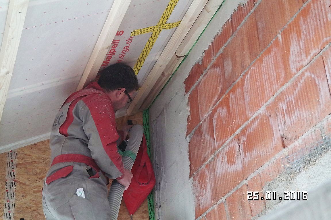 Holzfasern werden als Zwischensparrendämmung eingeblasen