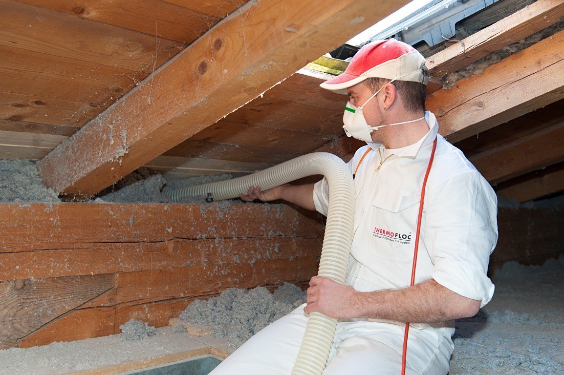 Einblasen von Zelluloseflocken (freies Blasen)