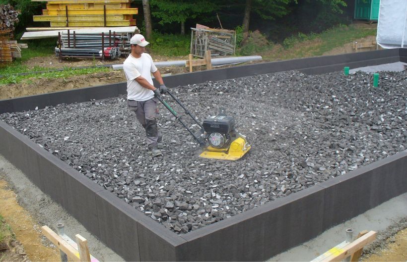 Schaumglasplatten am Rand und verdichteter Schaumglasschotter unter der Bodenplatte