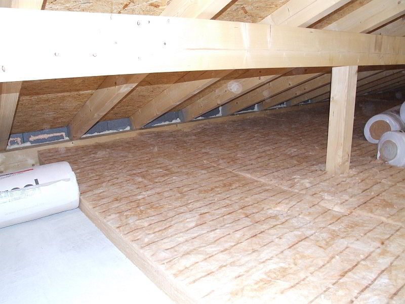 1. Lage einer Wärmedämmung der obersten Geschossdecke mit Mineralwolle