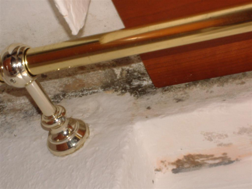 Schimmel in der Fensterlaibung und auf dem Fenstersturz