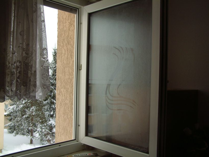 Die abfließende Warmluft hinterlässt Kondensat auf der kalten, äußeren Scheibe