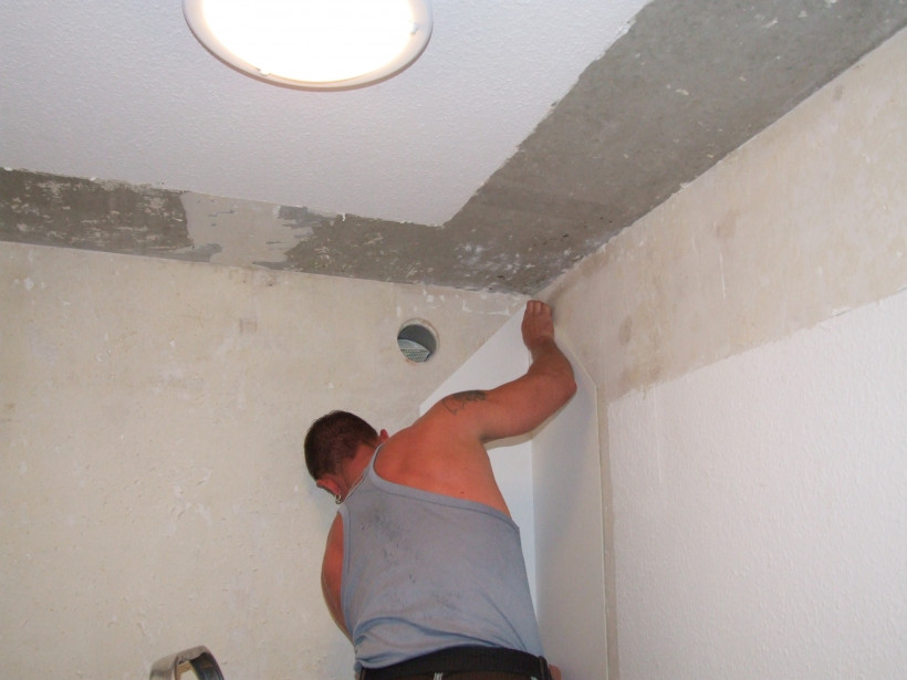 Ansetzen und andrücken der auf Gehrung geschnittenen Dämmkeile 